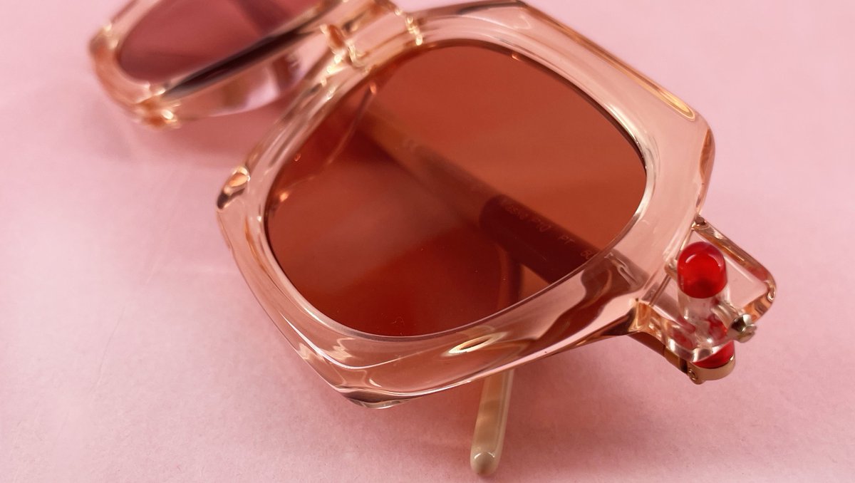 eyeoo_official's tweet photo. Pretty in Pink.
Discover creative sunglasses by Kuboraum
https://t.co/ZXFlS4FzDA
#eyewear #kuboraumsunglasses #kuboraummask #pinkdesign https://t.co/ETNTSraes9