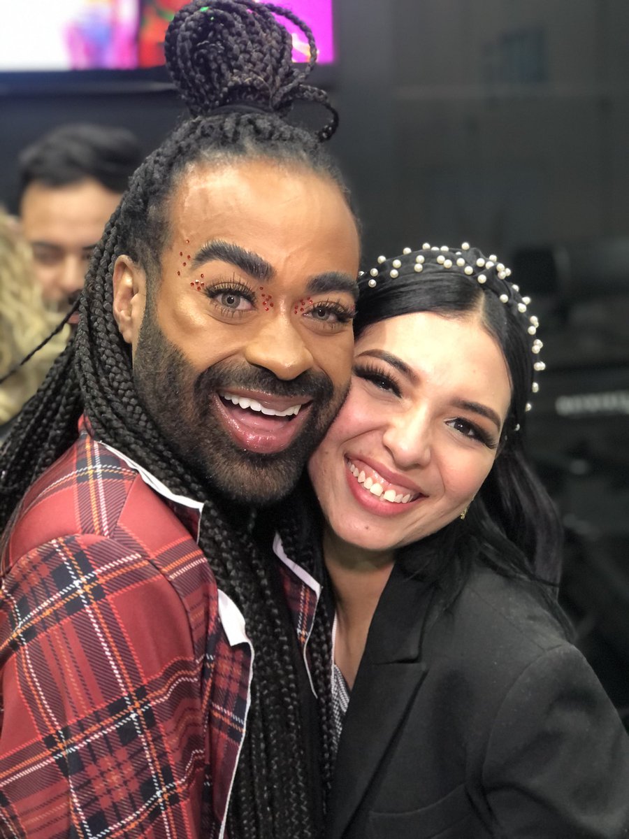 MILASEMFRESCURA's tweet photo. E ainda sobre sábado lá no stand da @catharinehill além de conhecer todos os lançamentos MARAVILHOSOS, Conheci tbm o super auto astral @babulimamakeup 🖤✨ https://t.co/h692RfYqvZ