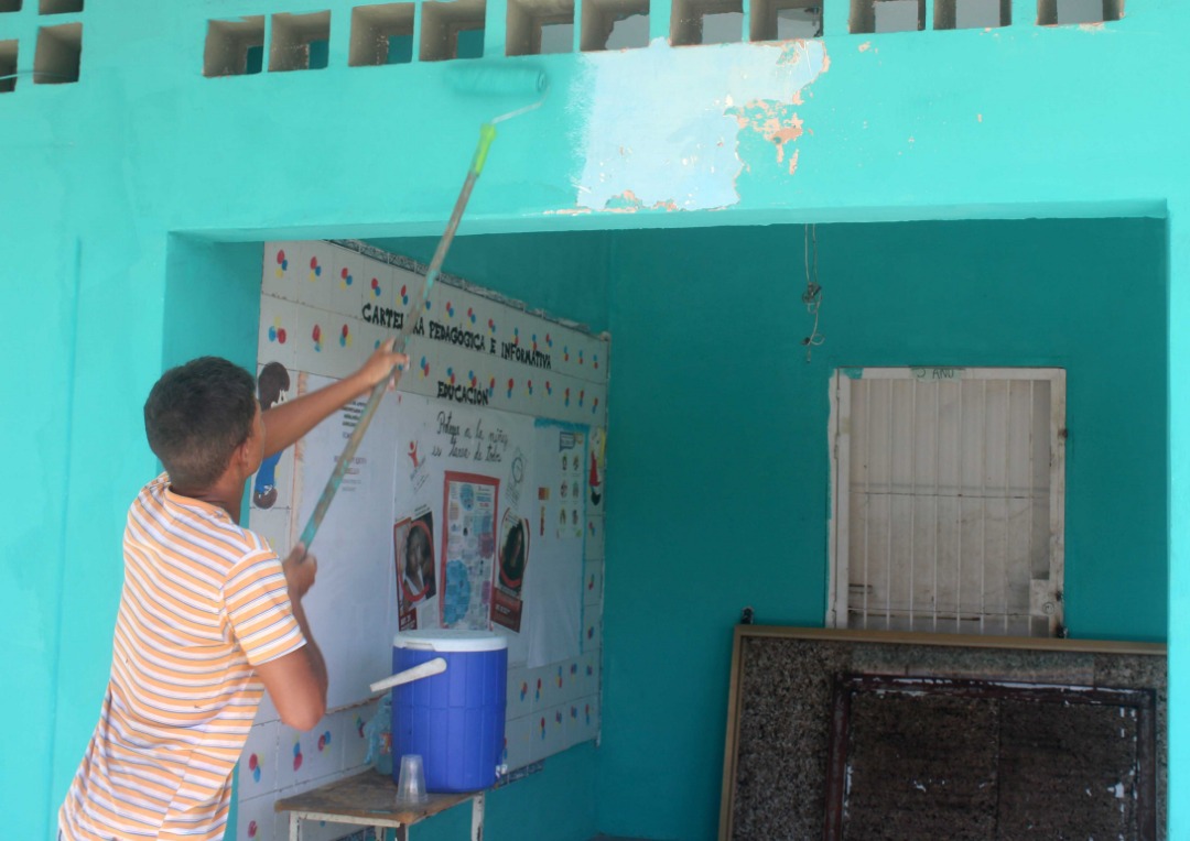apuertocabello's tweet photo. #ACTIVADAS Las Brigadas Comunitarias Militares (Bricomiles) para la Educación se mantienen activas a las E.B. San Esteban y E.T.I Miguel Peña, donde el Poder Popular, personal educativo y Milicia Bolivariana rehabilitan estos planteles. @JCbetancourt72  #CuidemonosDeLaCovid https://t.co/9brOVrJHNj