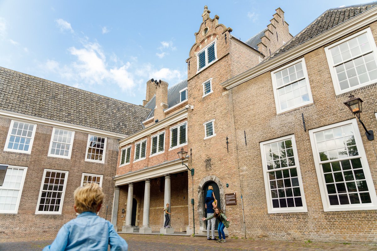 OPEN MONUMENTENDAG | gratis toegang

Kom 10 en 11 september langs en bezoek gratis het Hof van Nederland. Ook <a href="/hetdordts/">Dordrechts Museum</a> en <a href="/huisvangijn/">Huis Van Gijn</a> zijn dit weekend gratis open voor publiek. #openmonumentendag

foto: Studio Roodenburch