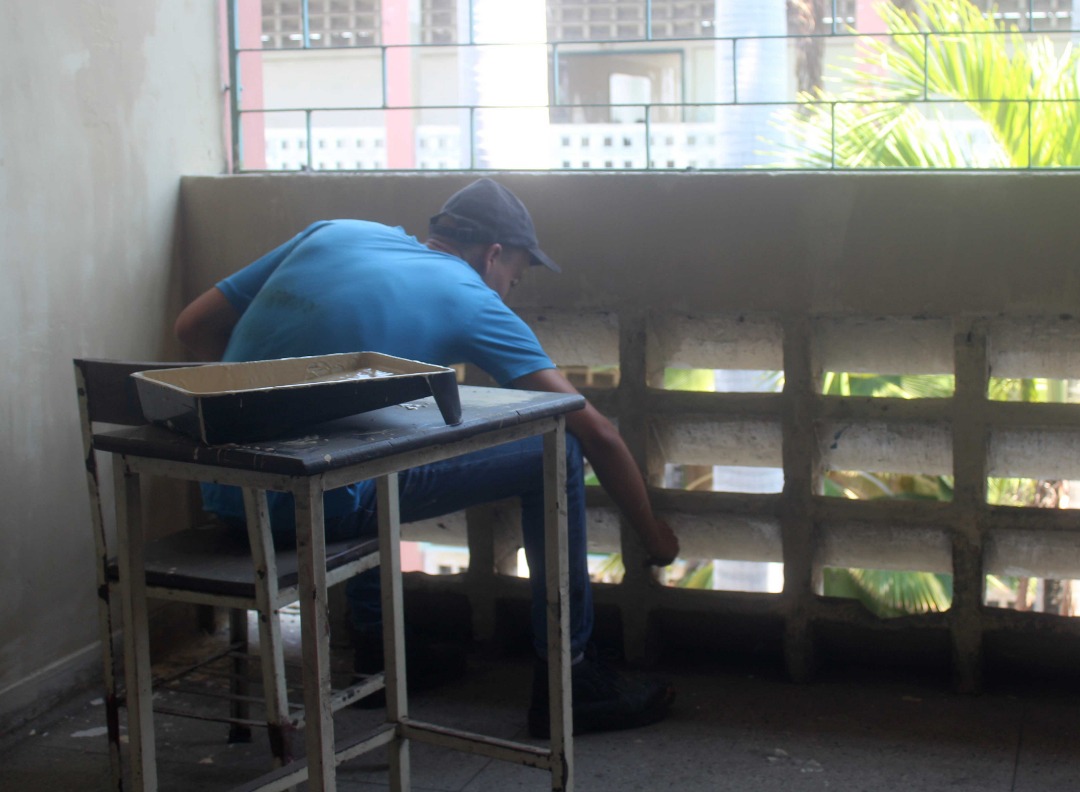 apuertocabello's tweet photo. #ACTIVADAS Las Brigadas Comunitarias Militares (Bricomiles) para la Educación se mantienen activas a las E.B. San Esteban y E.T.I Miguel Peña, donde el Poder Popular, personal educativo y Milicia Bolivariana rehabilitan estos planteles. @JCbetancourt72  #CuidemonosDeLaCovid https://t.co/9brOVrJHNj