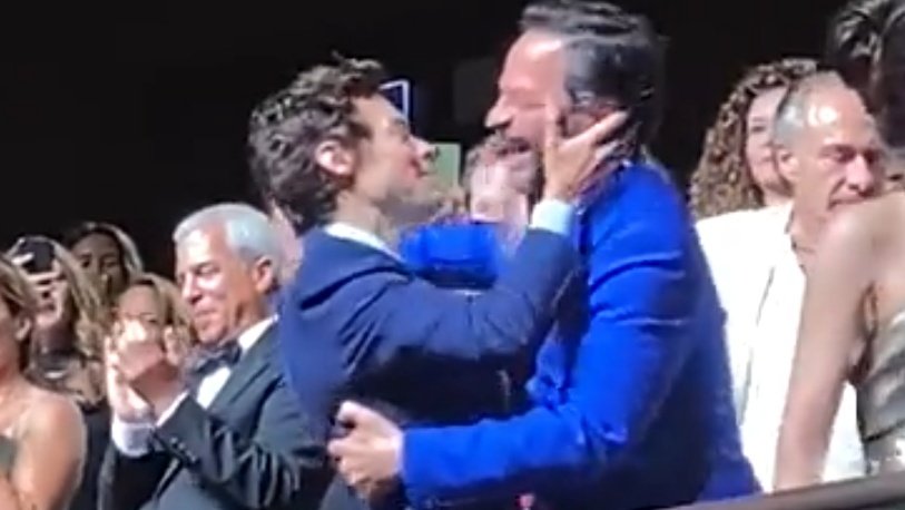 sunfflouwerry's tweet photo. harry styles and nick kroll are the real couple of the night https://t.co/QM2i0IJZTb