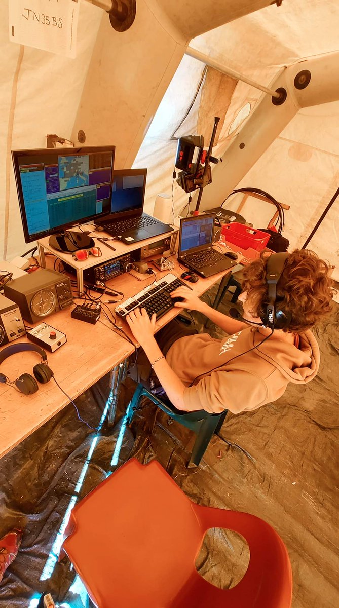 F8KCF/P 📡
Une belle installation pour s'amuser entre copains lors du contest VHF de ce week-end le tout à 1600m d'altitude tout en bravant la tempête nuptial 🌬️🌧️ 
D'autres photos arrivent bientôt 😀