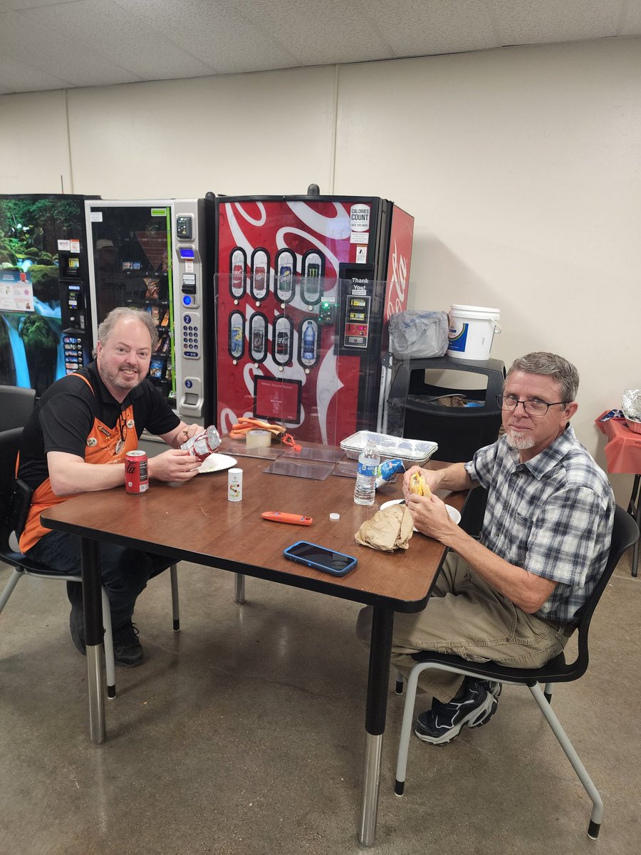 BGattheHD's tweet photo. 💙❤🤍Labor Day🤍❤💙 yum-yum time at #6830goat 🌭🍔🌭🍔🌭 @nrk0680 @Depot6830 @alliespurlock https://t.co/JNhE4kNAnW