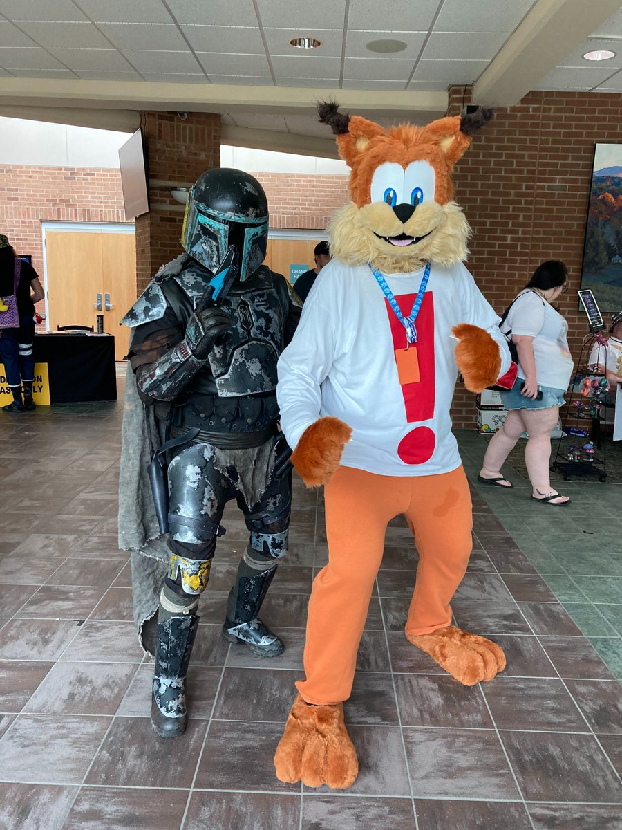 RustyTheBobcat's tweet image. A Bounty Hunter and Bubsy (me) at RobCon 2022 #robcon #robcon2022 #starwars #cosplay #cosplayers #videogamecosplay #gaming #videogames #snes