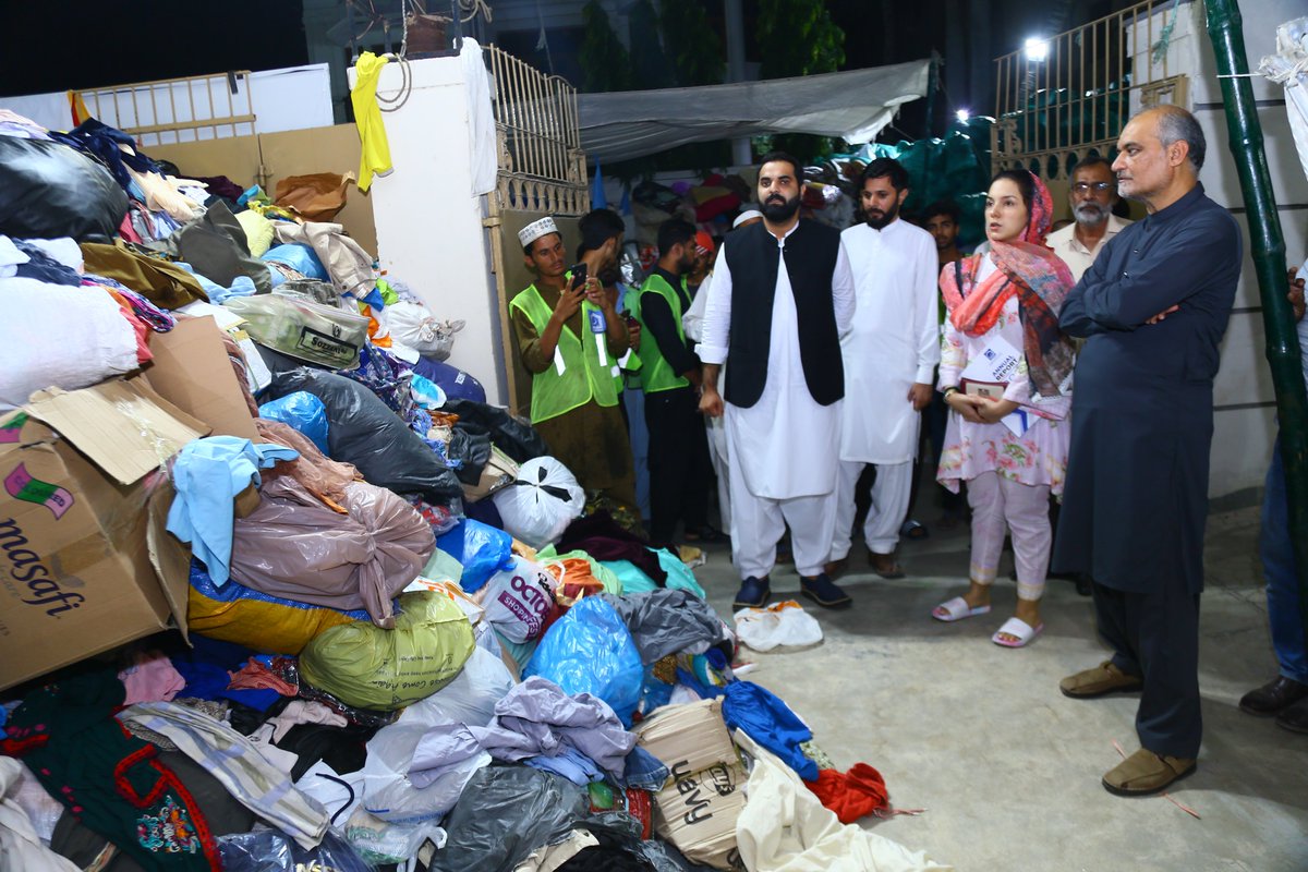 alkhidmatKHI's tweet photo. ٹی وی ایکٹر صباہت سرہندی کا الخدمت کے مرکزی آفس کا دورہ امیر جماعت اسلامی و صدر الخدمت کراچی حفظ نعیم الرحمن سے ملاقات ۔۔۔
#beaVOLUNTEER #volunteer #AlkhidmatFloodRelief #spend2hourswithalkhidmat #FloodsInPakistan #karach #Pakistan #TVActor #showbizpakistan 
@SabSarhandi https://t.co/quUfNqbfBG