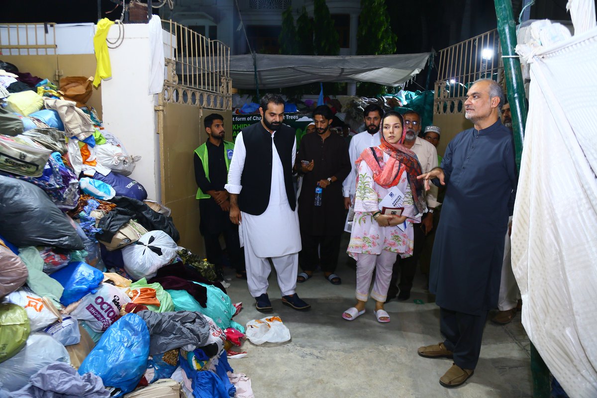 alkhidmatKHI's tweet photo. ٹی وی ایکٹر صباہت سرہندی کا الخدمت کے مرکزی آفس کا دورہ امیر جماعت اسلامی و صدر الخدمت کراچی حفظ نعیم الرحمن سے ملاقات ۔۔۔
#beaVOLUNTEER #volunteer #AlkhidmatFloodRelief #spend2hourswithalkhidmat #FloodsInPakistan #karach #Pakistan #TVActor #showbizpakistan 
@SabSarhandi https://t.co/quUfNqbfBG