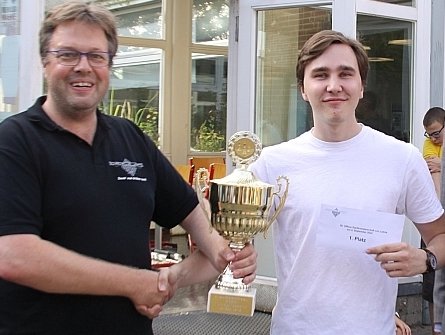 NSVschach's tweet photo. 38. Lehrter Open: Nico Stelmaszyk gewinnt und ist NSV-Schnellschachmeister

🥇 FM Nico Stelmaszyk
🥈 IM Ilja Schneider
🥉 GM Bryan Smith

Info: https://t.co/CZy5tl9DvO

📸 Jan Salzmann (Vorsitzender SK Lehrte) mit Turniersieger FM Nico Stelmaszyk (Quelle: Jens Arban) https://t.co/KRsoDzaIyu