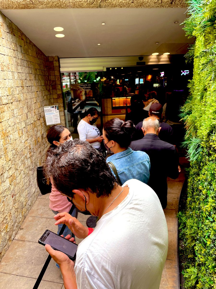 LACHIATA's tweet photo. Cobran un dineral de comisión, te obligan a llevar boletos físicos, (no hay digitales) y vuelven a cobrar por imprimirlos, y lo mas bonito es la cola y la eficiencia para este trámite inútil @Ticketmaster    Asi en #Liverpool #Polanco @Profeco https://t.co/ZnmDSIog0L