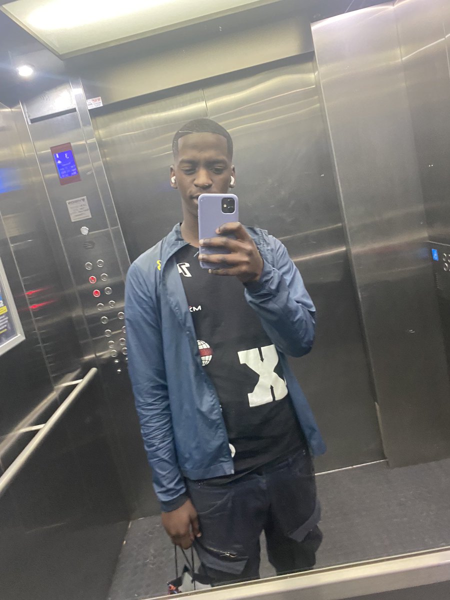 Weoutchea19's tweet photo. One phone call, shooters run out the cut every day like garbage day, yu better run when I dump https://t.co/4NBdoYfh3I