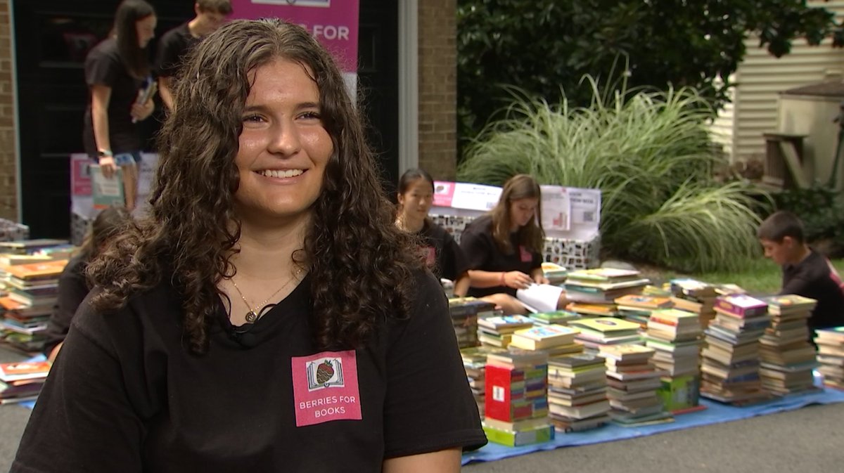 AimeeCho4's tweet photo. MAKING A DIFFERENCE W/ DESSERTS: Langley HS sophomore Samantha Grayer recently started the nonprofit Berries for Books. She offers chocolate strawberries in exchange for book donations, to benefit Savoy ES in Southeast DC. Story at 5/6p @nbcwashington @fcpsnews https://t.co/CMQIrvl14x
