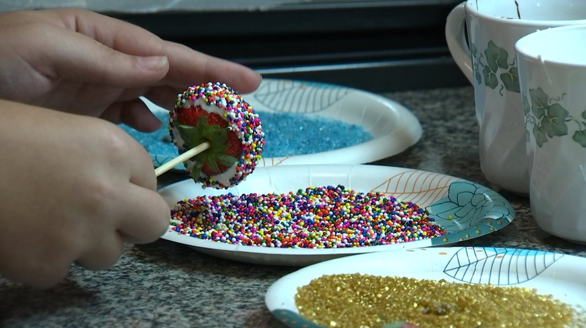 AimeeCho4's tweet photo. MAKING A DIFFERENCE W/ DESSERTS: Langley HS sophomore Samantha Grayer recently started the nonprofit Berries for Books. She offers chocolate strawberries in exchange for book donations, to benefit Savoy ES in Southeast DC. Story at 5/6p @nbcwashington @fcpsnews https://t.co/CMQIrvl14x