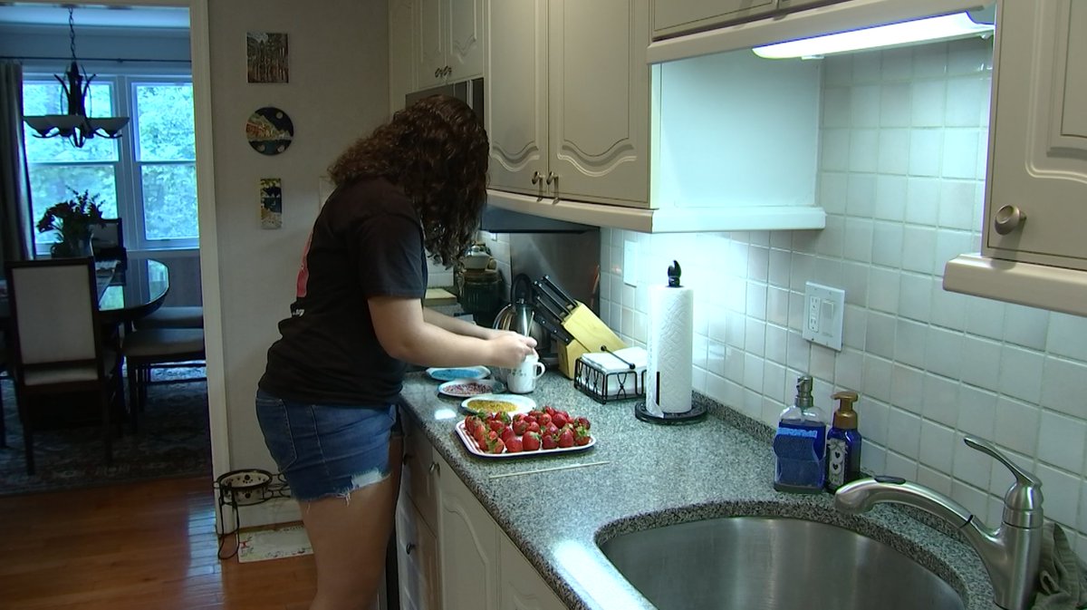 AimeeCho4's tweet photo. MAKING A DIFFERENCE W/ DESSERTS: Langley HS sophomore Samantha Grayer recently started the nonprofit Berries for Books. She offers chocolate strawberries in exchange for book donations, to benefit Savoy ES in Southeast DC. Story at 5/6p @nbcwashington @fcpsnews https://t.co/CMQIrvl14x