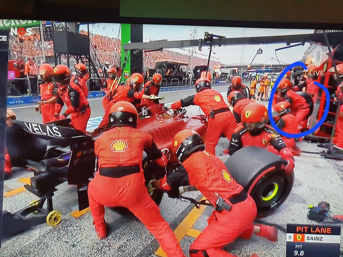 4th tyre mystery solved? It was there but was standing wrongly at front left side and tried to walk around where this guy got stuck #f1 #DutchGP #F12022 #Ferrari #pitstop #fail <a href="/Carlossainz55/">Carlos Sainz</a> <a href="/ScuderiaFerrari/">Scuderia Ferrari HP</a>