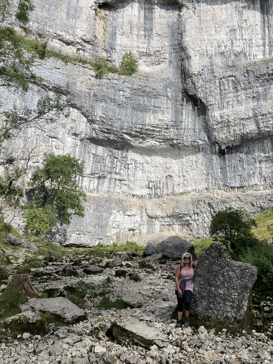 Ange412's tweet photo. What a day , what a place #malhamcove #YorkshireDales https://t.co/nJR9eoDYsy