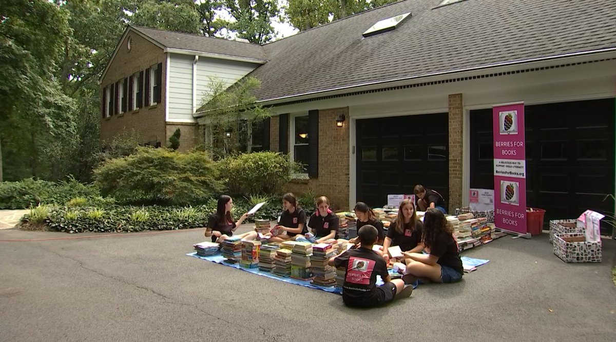 AimeeCho4's tweet photo. MAKING A DIFFERENCE W/ DESSERTS: Langley HS sophomore Samantha Grayer recently started the nonprofit Berries for Books. She offers chocolate strawberries in exchange for book donations, to benefit Savoy ES in Southeast DC. Story at 5/6p @nbcwashington @fcpsnews https://t.co/CMQIrvl14x