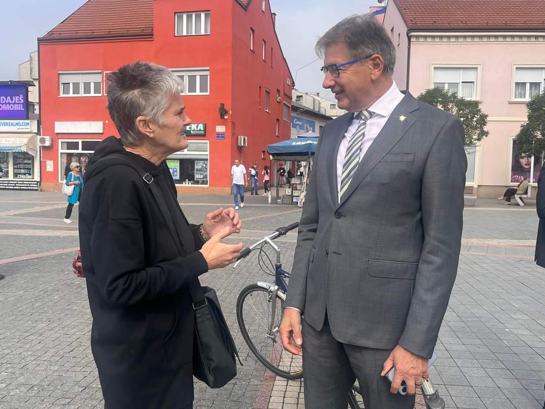 PlatformaBiH's tweet photo. Prof. dr. Mirsad Hadžikadić, kandidat za člana Predsjedništva Bosne i Hercegovine u razgovoru sa građanima u Prijedoru.
Potrebno je čuti glas građana na svakom pedlju Bosne i Hercegovine.
@MirsadBiH #OpciIzbori2022 #izboribih #Vjeruj #MH2022 https://t.co/vT2ImSFejr
