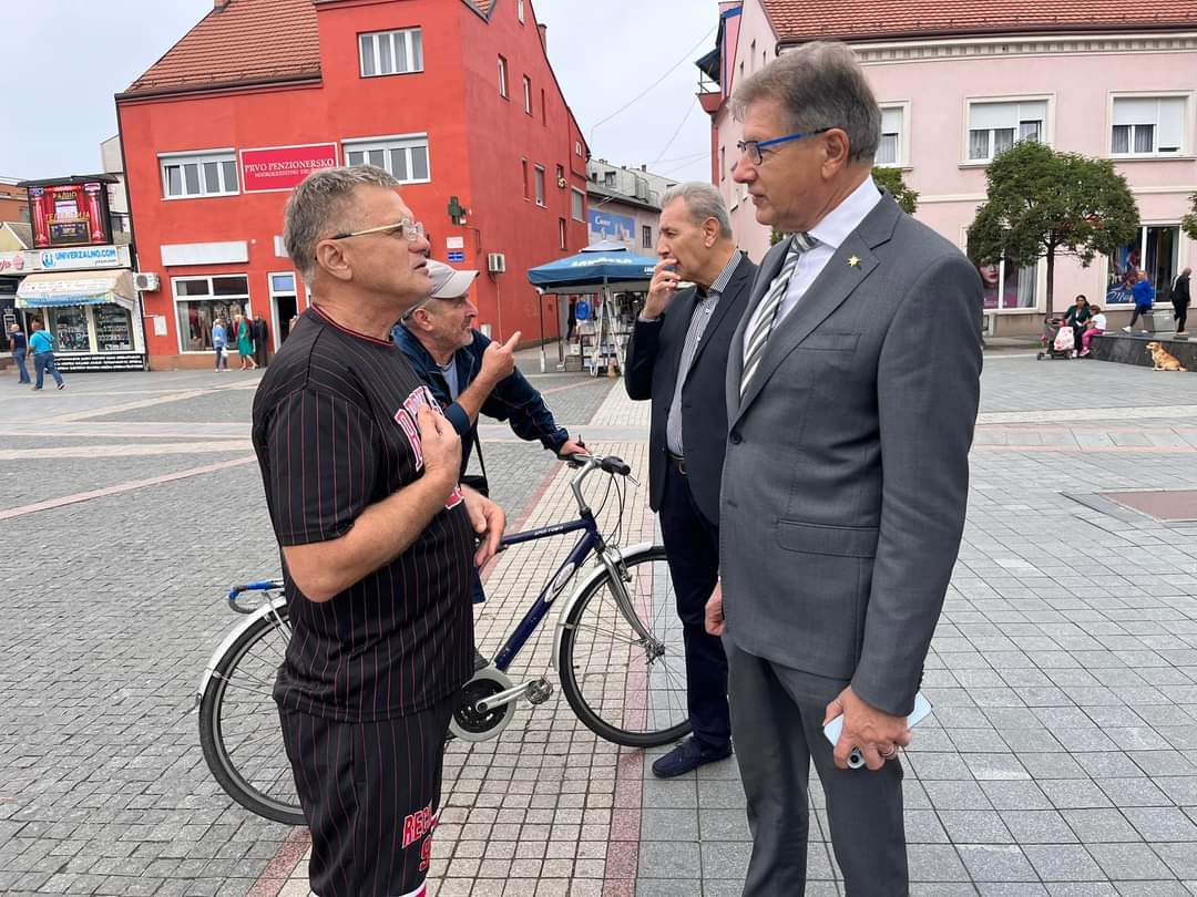 PlatformaBiH's tweet photo. Prof. dr. Mirsad Hadžikadić, kandidat za člana Predsjedništva Bosne i Hercegovine u razgovoru sa građanima u Prijedoru.
Potrebno je čuti glas građana na svakom pedlju Bosne i Hercegovine.
@MirsadBiH #OpciIzbori2022 #izboribih #Vjeruj #MH2022 https://t.co/vT2ImSFejr