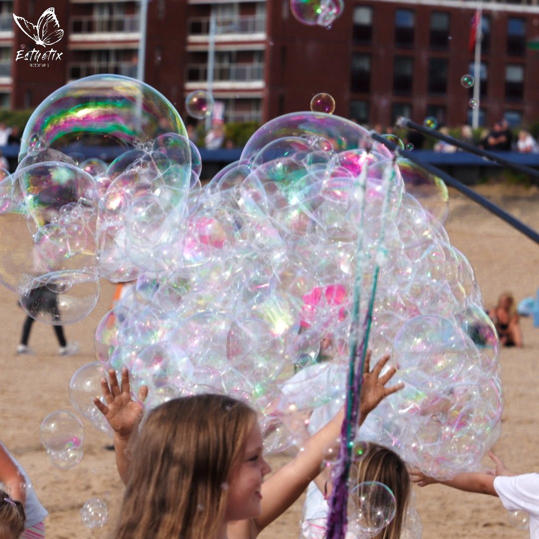 e_therp's tweet photo. Totally mesmerised by the bubble creations by @Ebubliouk at @StAnnesKiteFest Everyone just loved the bubbles. It was so much fun.#kitefestival #stanneskitefestival @DiscoverFylde @StAnnesTweetUp @visitfyldecoast @FyldeSandDunes @StAnnesBeachHut @The_Gazette @VisitLancashire https://t.co/JuYL8LJpXr