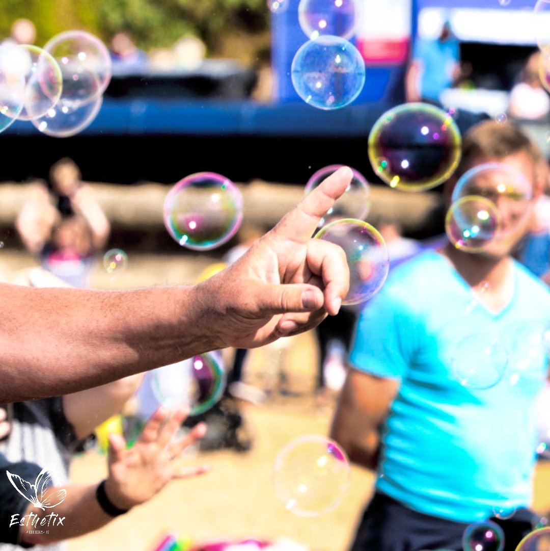 e_therp's tweet photo. Totally mesmerised by the bubble creations by @Ebubliouk at @StAnnesKiteFest Everyone just loved the bubbles. It was so much fun.#kitefestival #stanneskitefestival @DiscoverFylde @StAnnesTweetUp @visitfyldecoast @FyldeSandDunes @StAnnesBeachHut @The_Gazette @VisitLancashire https://t.co/JuYL8LJpXr