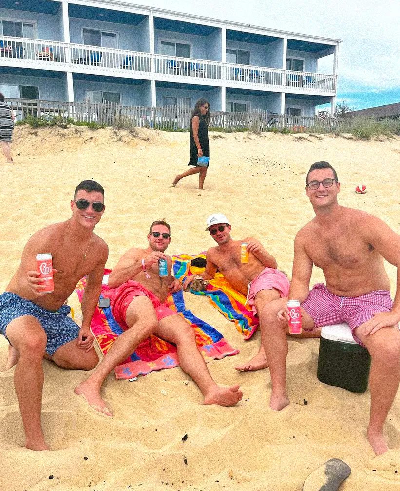 capecodr's tweet image. Happy Labor Day, Cod&apos;rs!

Cans up to all the hardworking Cod&apos;rs out there, crack open a cold one, and enjoy your day off!

📸 @babs_callahan via Instagram

#drinkcodr #capecodr #capecod #boston #nantucket #marthasvineyard #laborday #longweekend #capecodsummer #capecodbeach