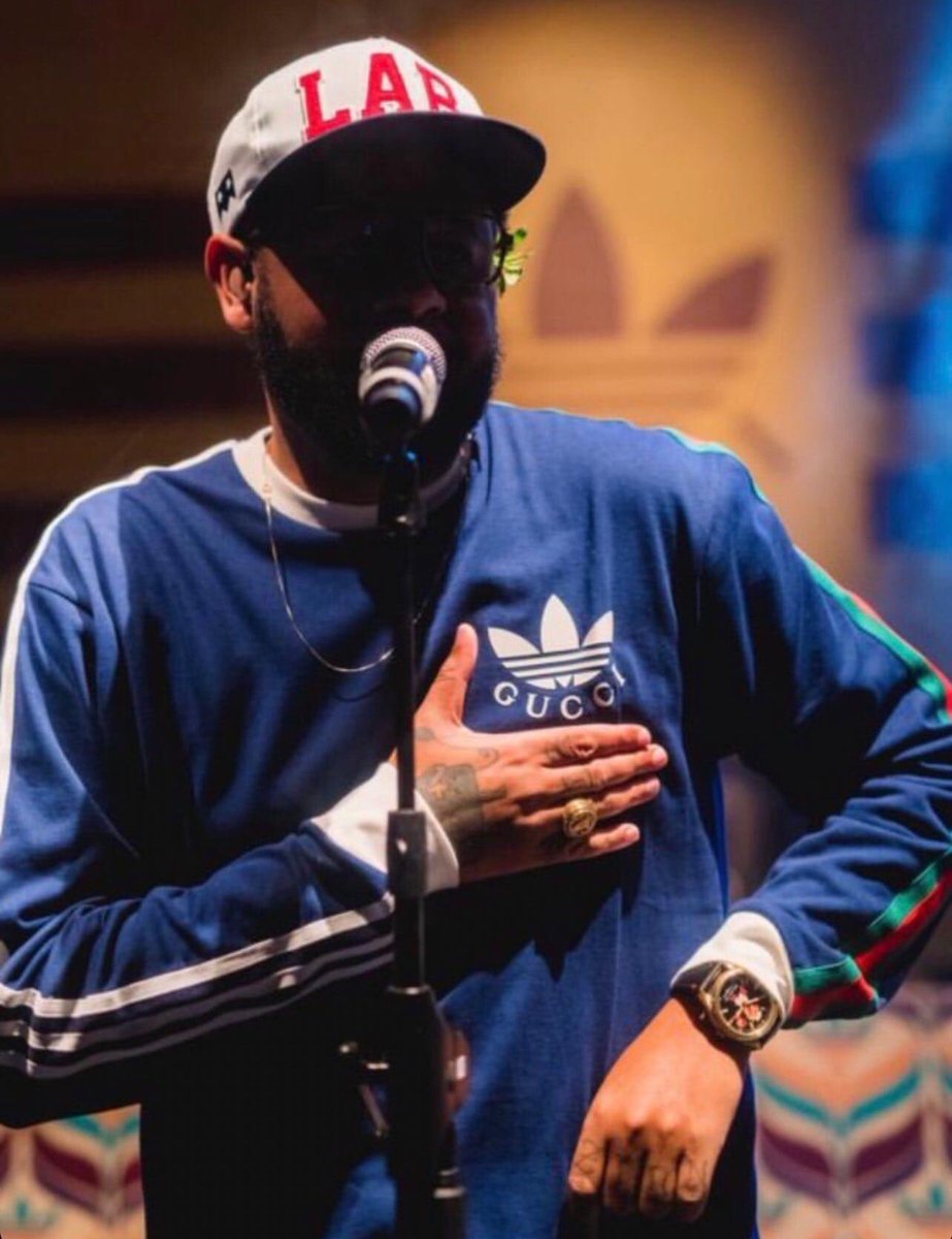 JosanaMorais's tweet photo. "a burguesia fede" diz Emicida num show onde o ingresso é 1000 reais e usando uma blusa da Gucci. https://t.co/tqFmNLU2uG