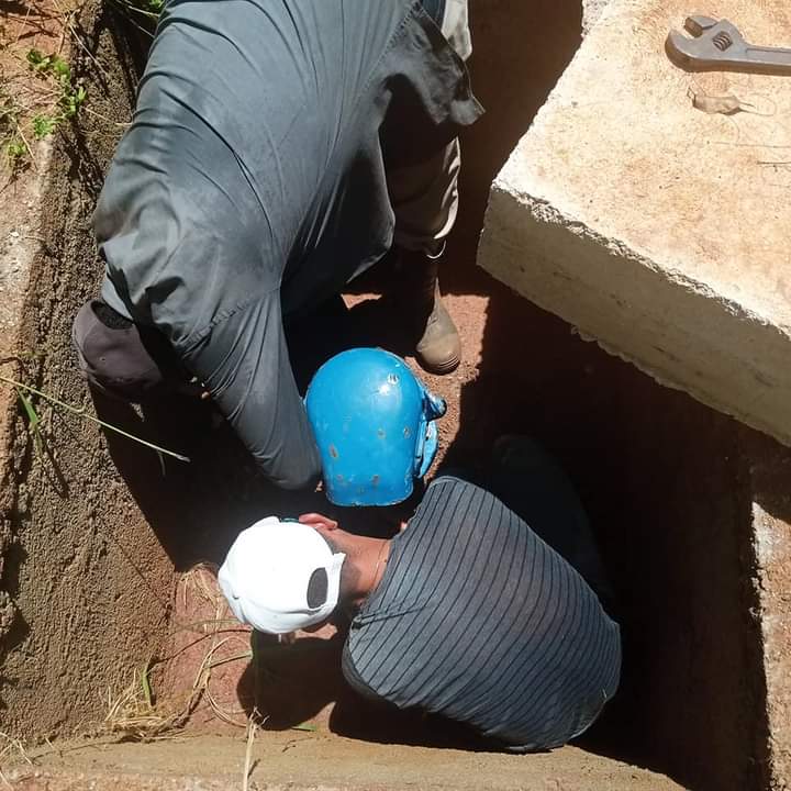 Colocación de las últimas ventosas y el desagüe en la conductora San Antonio de Los Baños para la limpieza y posterior puesta en marcha.
#EMAROHO
#vamoscontodo2022