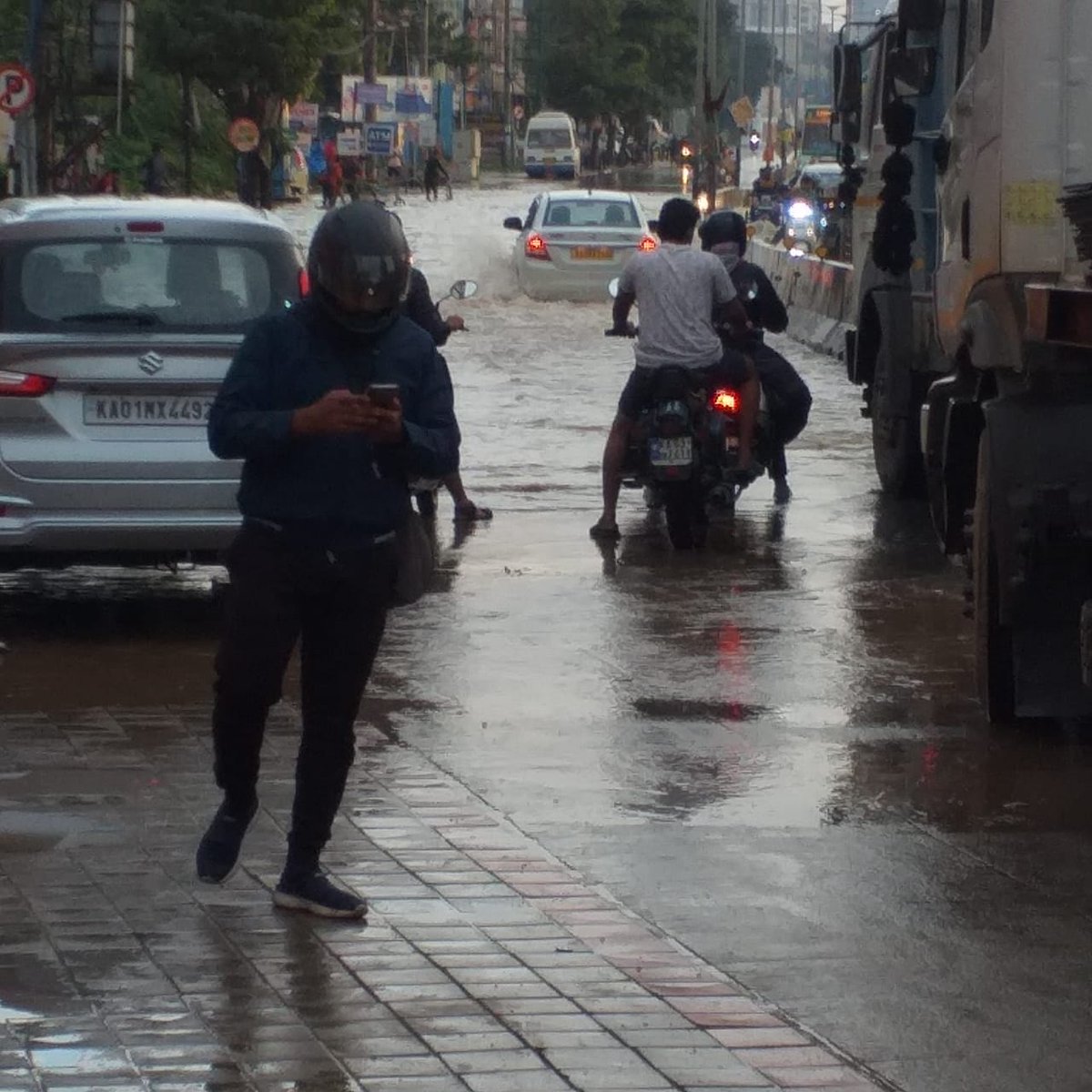 degreerising's tweet photo. Current situation and More trouble to come, @BelathurRising #bangalorerains #bangalorerain #bangalorefloods @KadugodiFlyover https://t.co/skyaXhvu8X