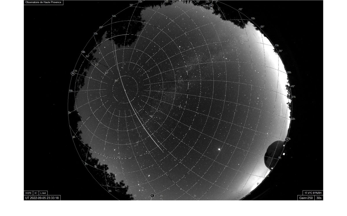AstroLoreAcuna's tweet photo. First time in 3 years at Observatoire de Haute Provence (@LAM_Marseille) that I don't have the moon or a single cloud in the sky while I'm observing 😍. The dome of 1.93 m telescope can be seen in the south (S). https://t.co/uiEmoyYBCn