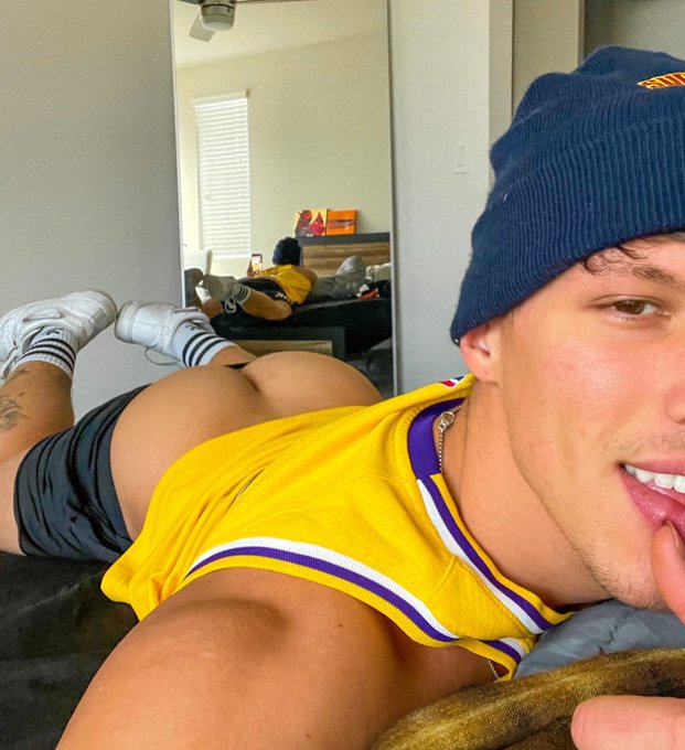 new shoes 🤪 https://t.co/sRF0Tsta1q