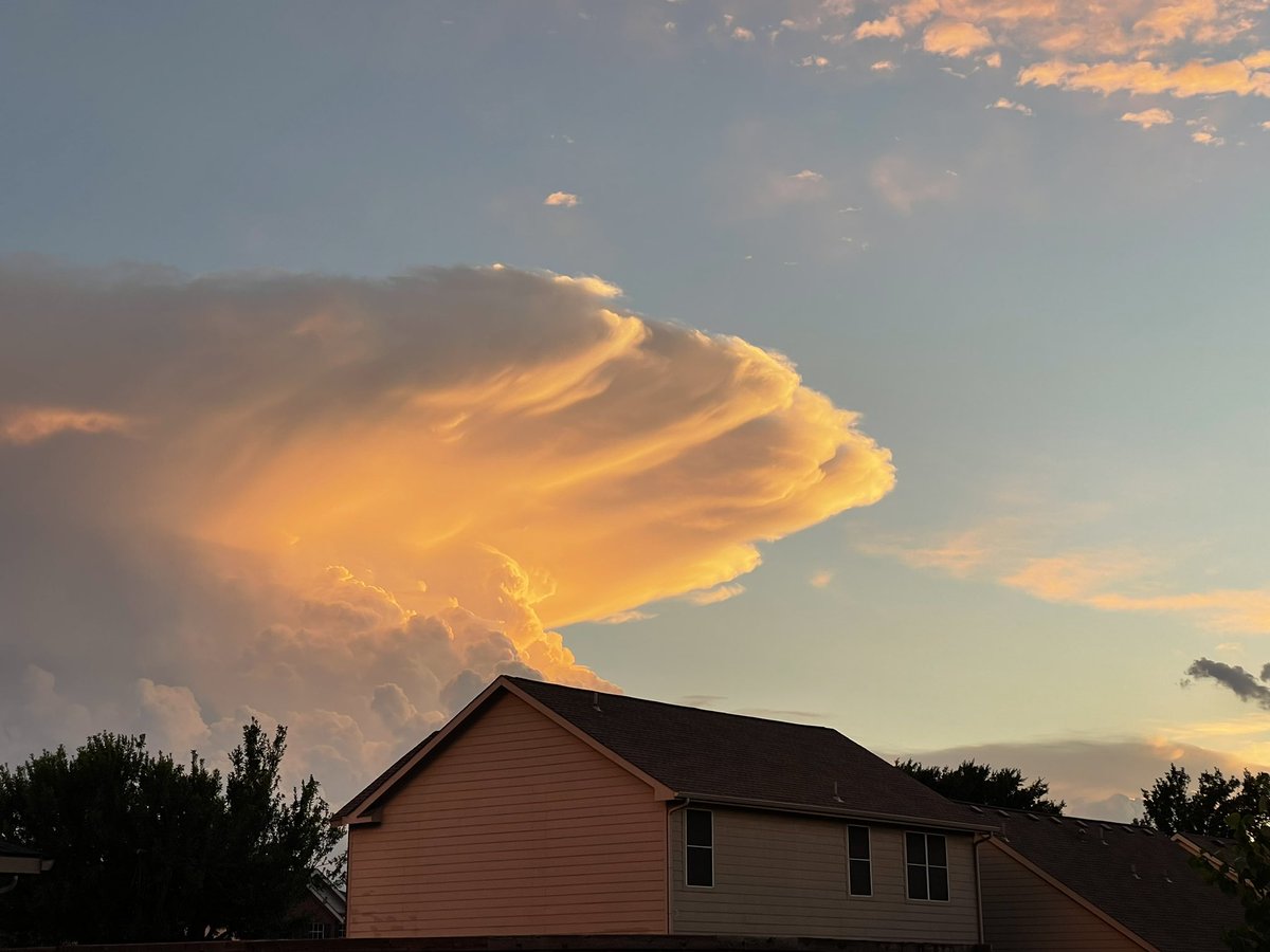jenrobyn320's tweet photo. @NBCDFWWeather Aubrey Looking southwest https://t.co/x9tffFJ38k