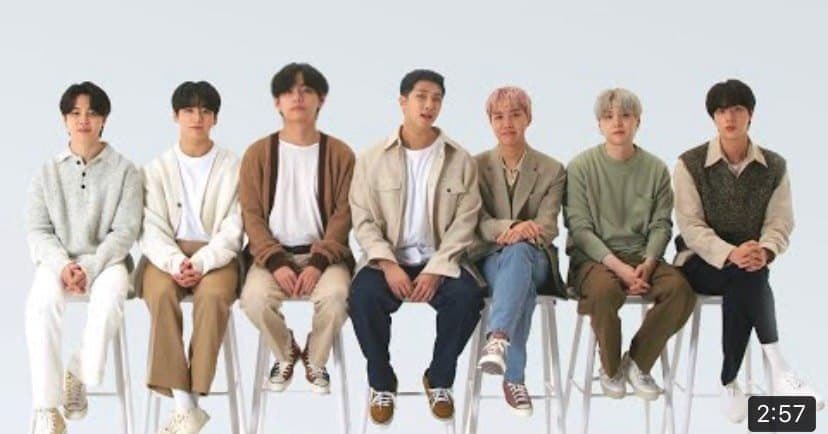 bigtrash1230's tweet photo. 방탄 뷔 김태형 대갈통 왜저렇게 혼자 커? https://t.co/jJkor8u1Tg