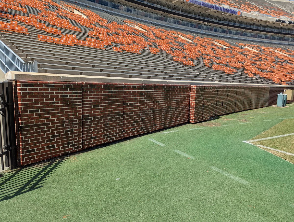 NettingPros's tweet photo. 🚨 need wall padding? 🚨

Check out 👀 this @NettingPros custom #wallpadding project @ClemsonFB 🏈🏟️!

These great customized wall pads were installed to mimic the brick wall 🧱 in Death Valley 🏈🏟️!

#NettingPros #NettingProsChat https://t.co/2hKJkmDDsp