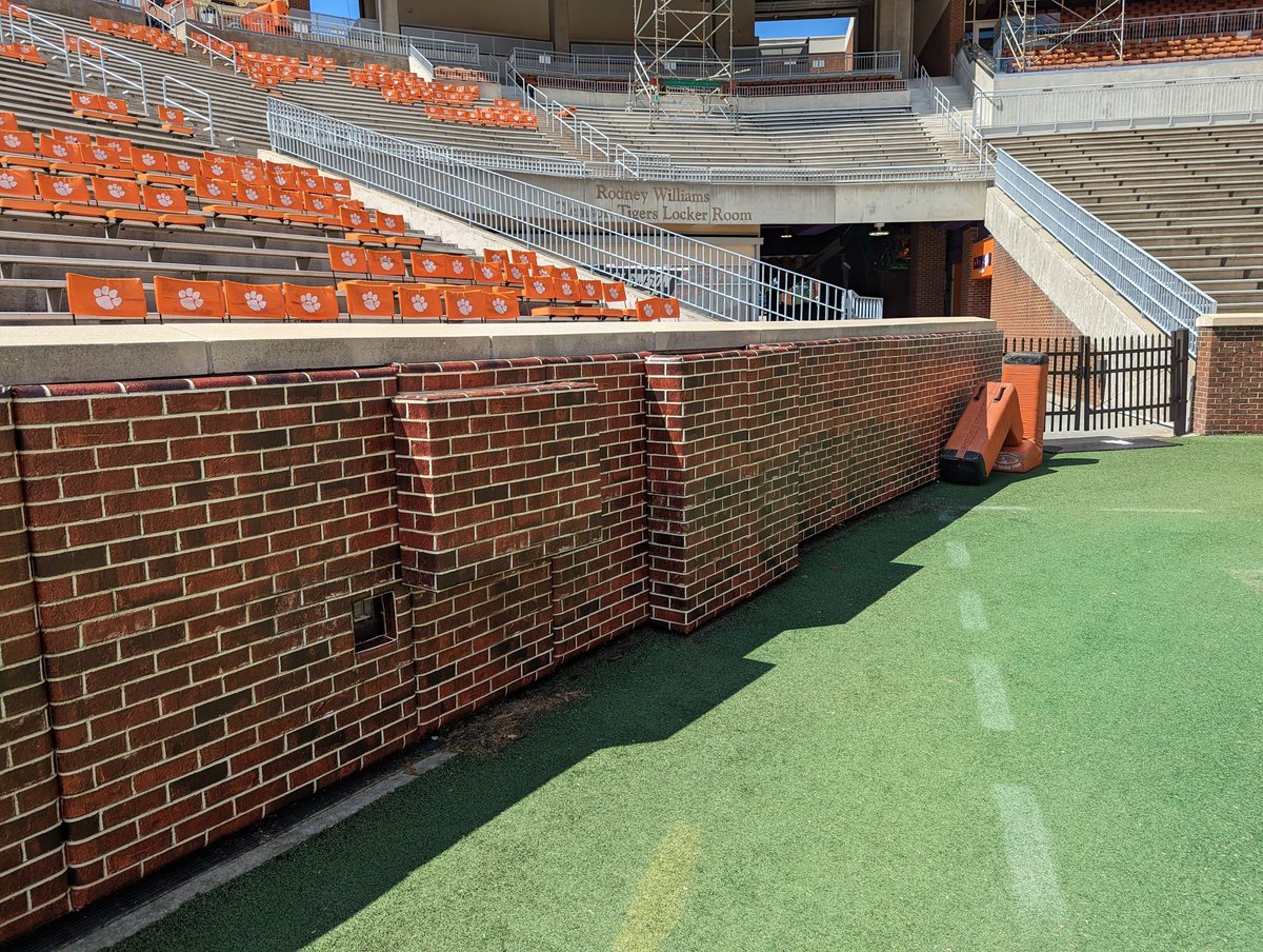NettingPros's tweet photo. 🚨 need wall padding? 🚨

Check out 👀 this @NettingPros custom #wallpadding project @ClemsonFB 🏈🏟️!

These great customized wall pads were installed to mimic the brick wall 🧱 in Death Valley 🏈🏟️!

#NettingPros #NettingProsChat https://t.co/2hKJkmDDsp