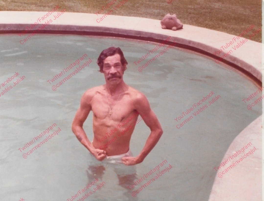CarmenValdesJul's tweet image. Mi papito lindo mi amor en nuestra casa de Cuernavaca en Rancho Cortéz, siempre sencillo se fijan que short trae puesto? El mismo que uso en el programa del Chapulín Colorado en Acapulco! Muy probablemente llego de esa grabación con nosotros su familia a la cuál amaba tanto! RT🙏