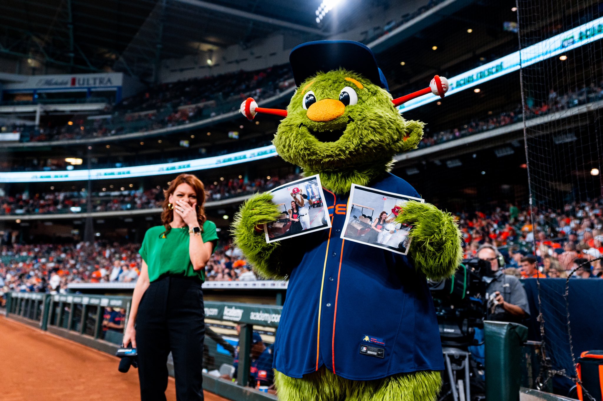 Astros mascot Orbit offers Kleenex to fans booing at All-Star Game