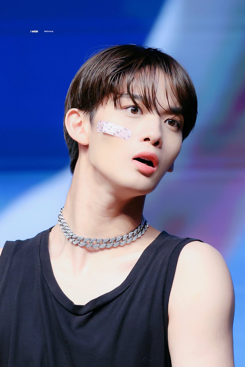 M1LKYBB's tweet photo. 이사진 어이없을 정도로 코가 너무 똥그래서 웃기고 귀여워 정말 https://t.co/v6XzLxjG2E