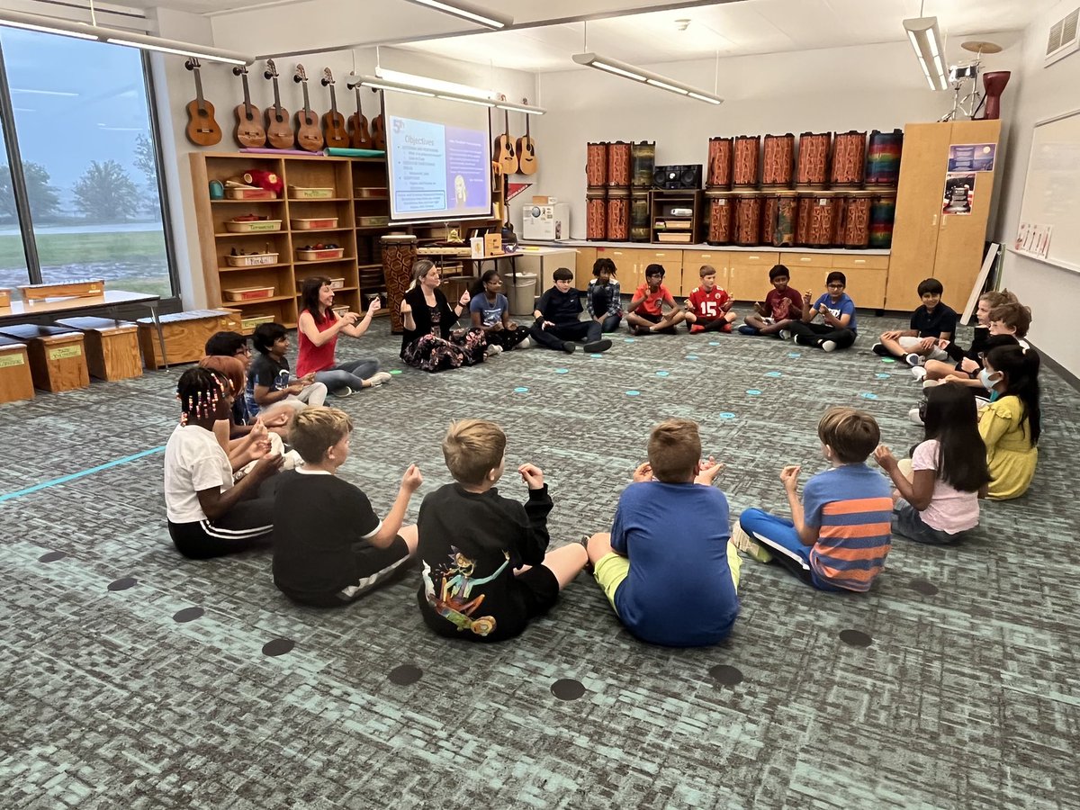 SingerStacy's tweet photo. Next stop was @CatherMPS ! This school got a freshening-up thanks to our generous community and their support of the bond issue. Cather is home to one of our programs of choice, Core Academy. There really is something for EVERYONE in Millard! #Proud2bMPS  #somuchgoodness https://t.co/FeDQYefhJC