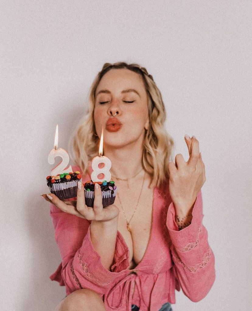 infospribrenner's tweet photo. DOCE 28! 

Tu é e sempre será luz! Feliz aniversário! 💖 ✨🧁 https://t.co/8IaTDOVK8y