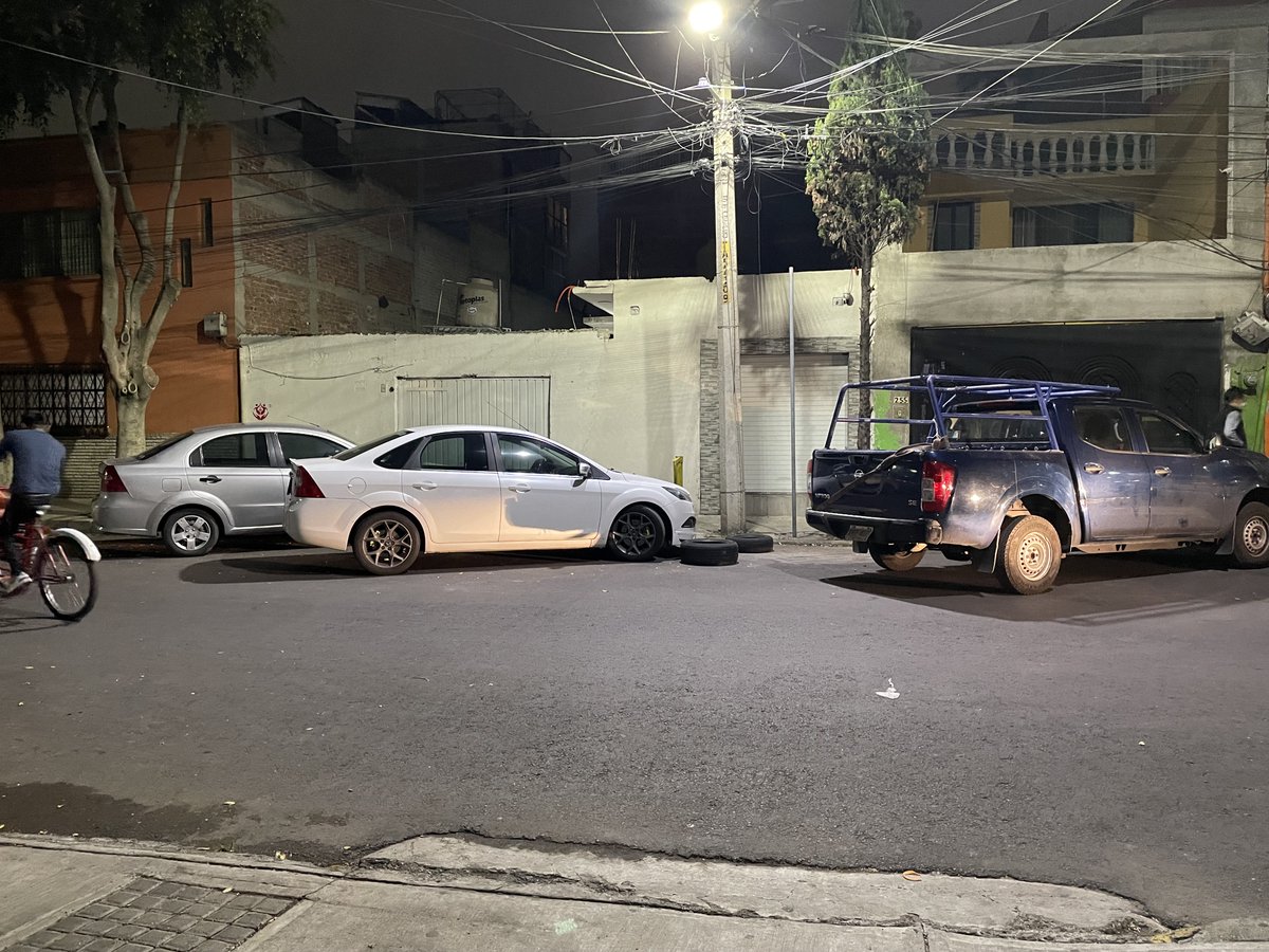 CocoSolari's tweet photo. @UCS_CDMX la calle constantino es una calle cerrada por el metro. Hay un sitio de taxi que se estaciona y los vecinos de un lado de la calle se estacionan en batería que hace imposible meter y sacar autos. y en el día es mucho mas difícil con el sitio de taxis https://t.co/Lef0tBvbB6