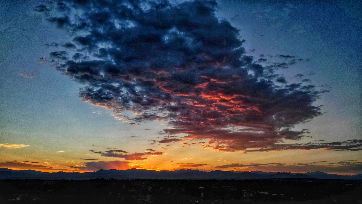 This #ColoradoSunset concludes a wonderful #LaborDay2022 #COwx #SunsetPhotography @CReppWx @DaveCBS4 @ChrisCBS4 @MattMakens @JessicaFey7 @JessicaLebelWX