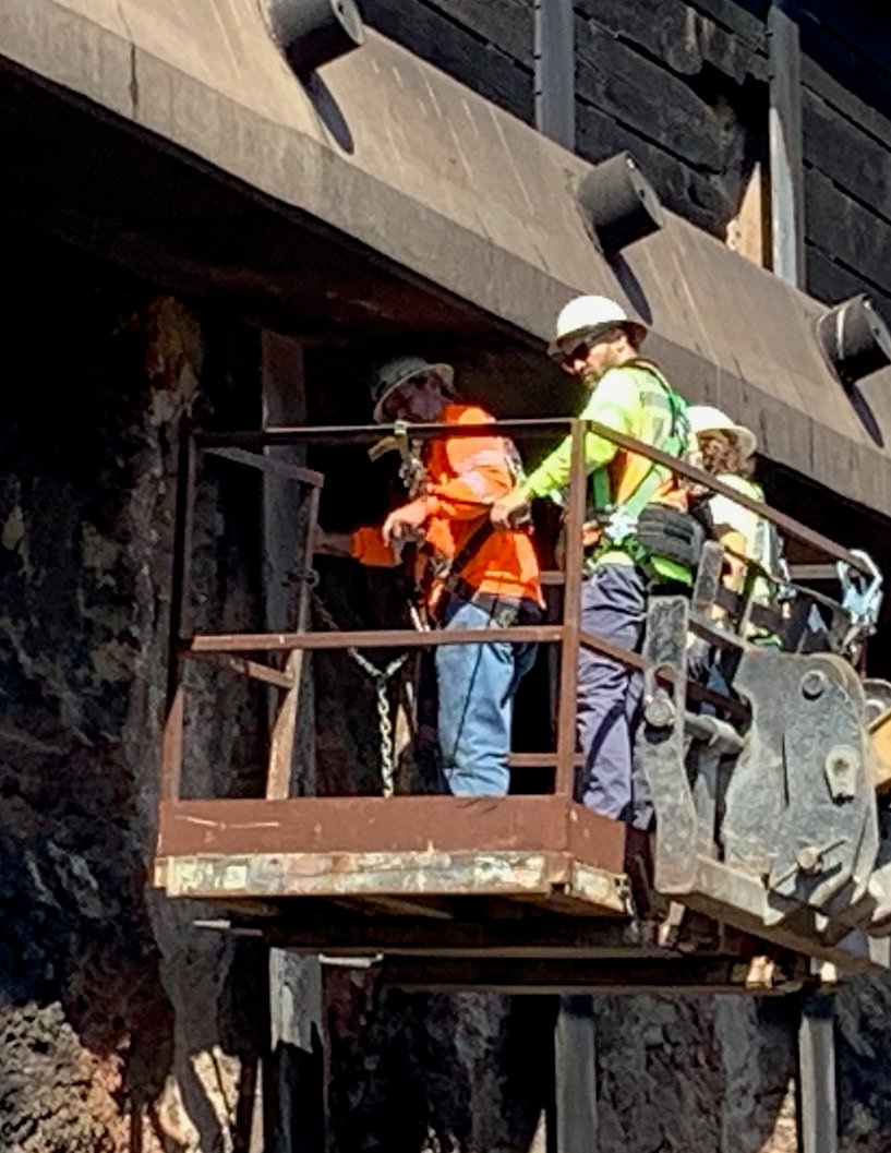 CaltransDist7's tweet photo. I-5 Route Fire closure: the two right lanes of north I-5 from Lake Hughes Rd. to Templin Hwy remain closed until further notice. South I-5 lanes are open. @CaltransDist7 engineers conducted field reviews of the damage on Mon. 9/5. Details below. Use alternate routes. #RouteFire https://t.co/LxrWoK5i5A