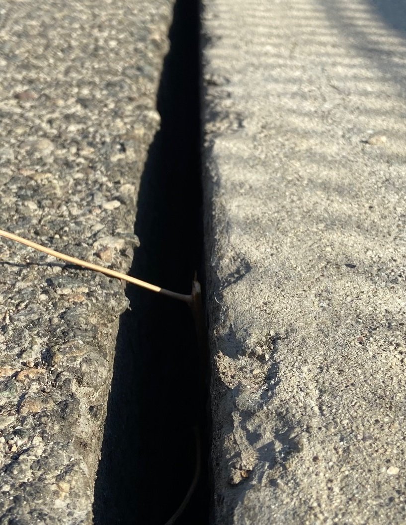 CaltransDist7's tweet photo. I-5 Route Fire closure: the two right lanes of north I-5 from Lake Hughes Rd. to Templin Hwy remain closed until further notice. South I-5 lanes are open. @CaltransDist7 engineers conducted field reviews of the damage on Mon. 9/5. Details below. Use alternate routes. #RouteFire https://t.co/LxrWoK5i5A
