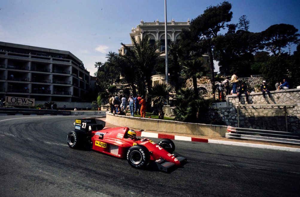 Formula1Verse's tweet photo. BANDEIRADA - 🏁🇲🇨🌤️

- E pelo 2º ano consecutivo, @AlboretoF1V (@ferraridosexo) VENCE EM MONTE CARLO!!! 
- O italiano fatura sua primeira vitoria no ano e mostra que ainda é capaz de brigar pelas primeiras posições
- @MansellF1V tem um pneu furado no fim e perde o pódio https://t.co/W8pFXeXmfl
