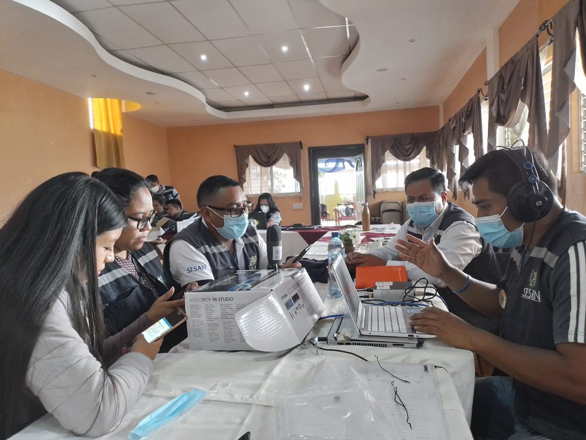 SESAN_Solola's tweet photo. Con el fin de continuar con el proceso de fortalecimiento de capacidades interinstitucionales, en la producción y edición de cuñas radiales, el equipo departamental participó en el taller facilitado por el Programa Ruk'ux'ya con apoyo de AEG-PMA @WFPGuatemala. #CCSyC #GCNN https://t.co/ErURAi57S0