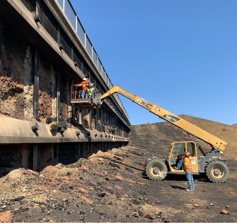 CaltransDist7's tweet photo. I-5 Route Fire closure: the two right lanes of north I-5 from Lake Hughes Rd. to Templin Hwy remain closed until further notice. South I-5 lanes are open. @CaltransDist7 engineers conducted field reviews of the damage on Mon. 9/5. Details below. Use alternate routes. #RouteFire https://t.co/LxrWoK5i5A