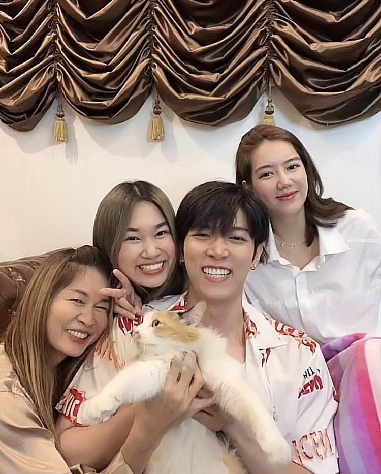 ยิ้มหน้าบานเลยน๊าสุดหล่อ..ห้อมล้อมด้วยสามสาวสวยม๊ากกก🤟🥰❤️
#HBD28THRICHY 
Happy Richy Day