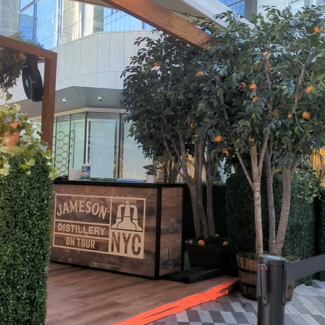 Annatated's tweet photo. A few visuals of the @jamesonwhiskey/@TheMarketingArm activation #ADAFail:
1) Two story structure with two sets of steps and zero ramps
2) Platform to enter experiential activation with a step several inches high and no ramp. https://t.co/iFCwIKaT3Y