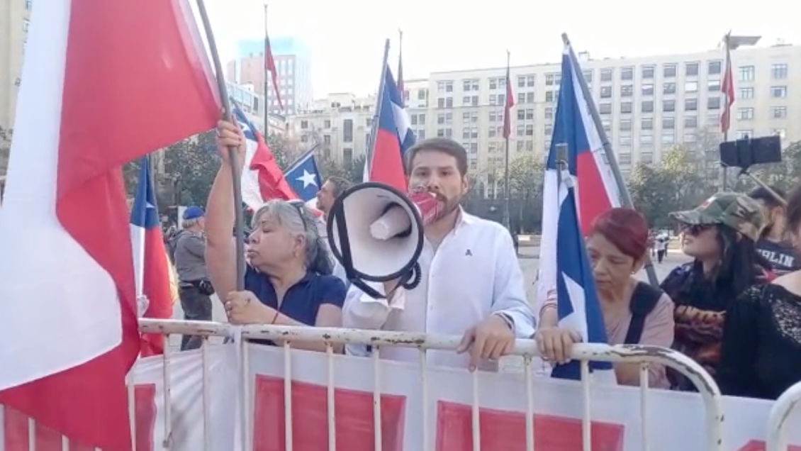 adnradiochile's tweet photo. “Team patriota” se manifiesta en La Moneda tras Plebiscito: “Vamos a rechazar las veces que sea necesario hasta que nos devuelvan el país que nos robaron el 18 de octubre de 2019” 

https://t.co/DGAldVDKeG https://t.co/OveYNrnJJi