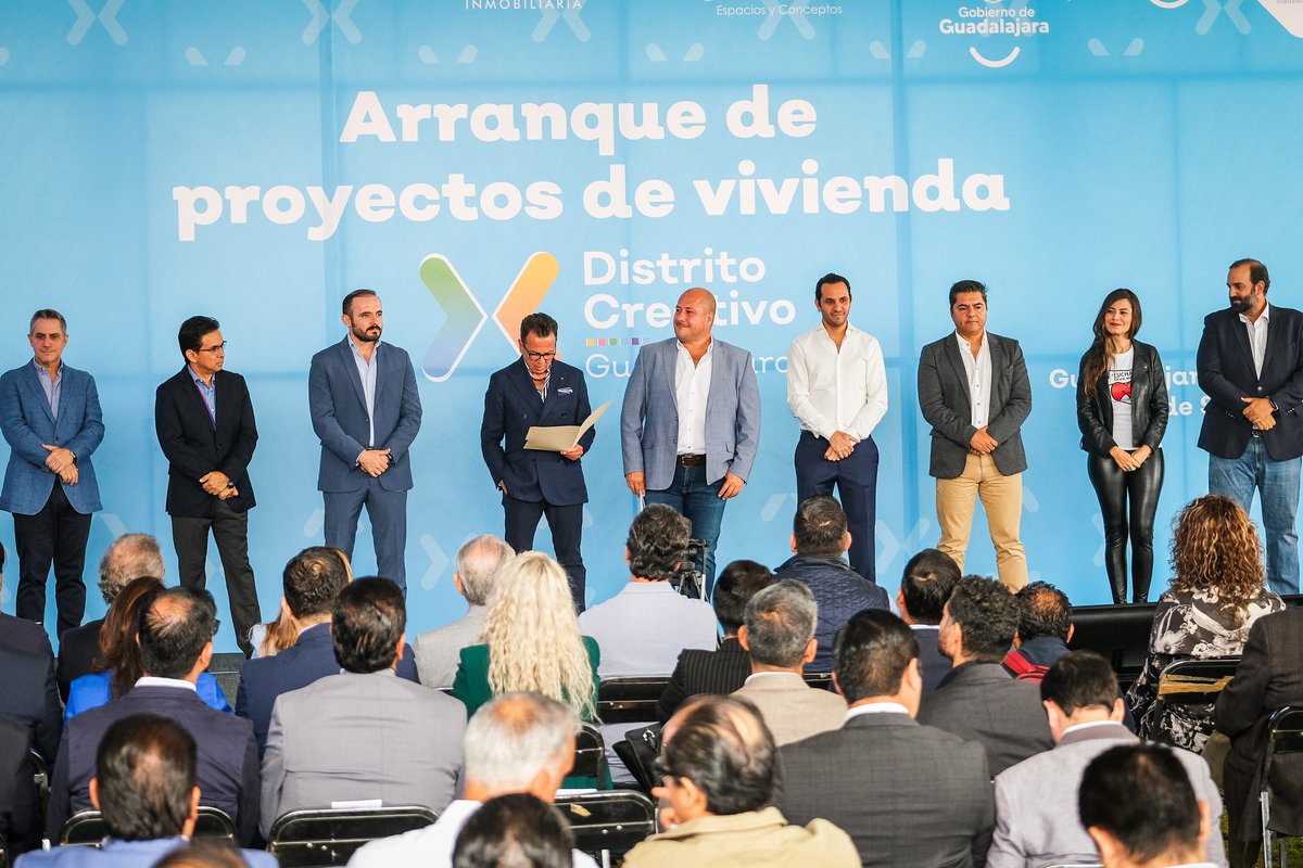 DistCreativo's tweet photo. El día de hoy se dio el banderazo de salida a la construcción de 350 unidades de vivienda en tres predios ubicados al norte del Parque Morelos, que eran propiedad del Fideicomiso Maestro de #CCDJalisco, enmarcados en el proyecto de #DistritoCreativoGDL para repoblar el Centro. https://t.co/u9oXdibQlW